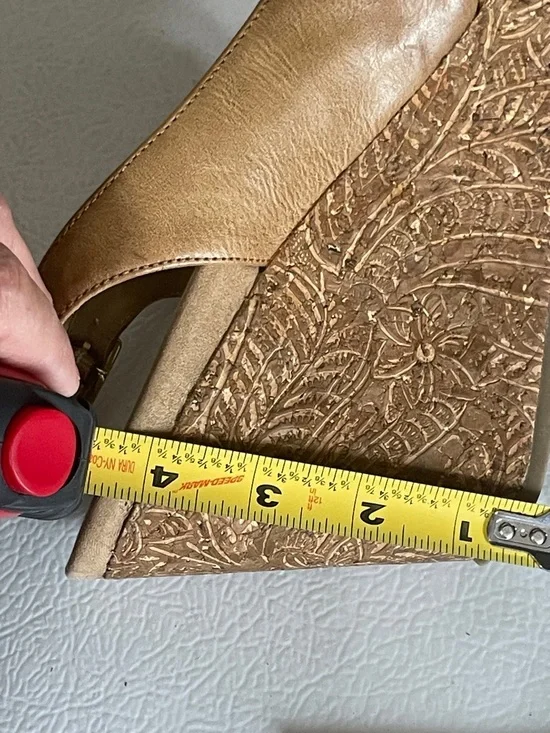 Reaction Kenneth Cole Women's Tan Wedge Sandals. Good Condition. Size 9. - Picture 11 of 11